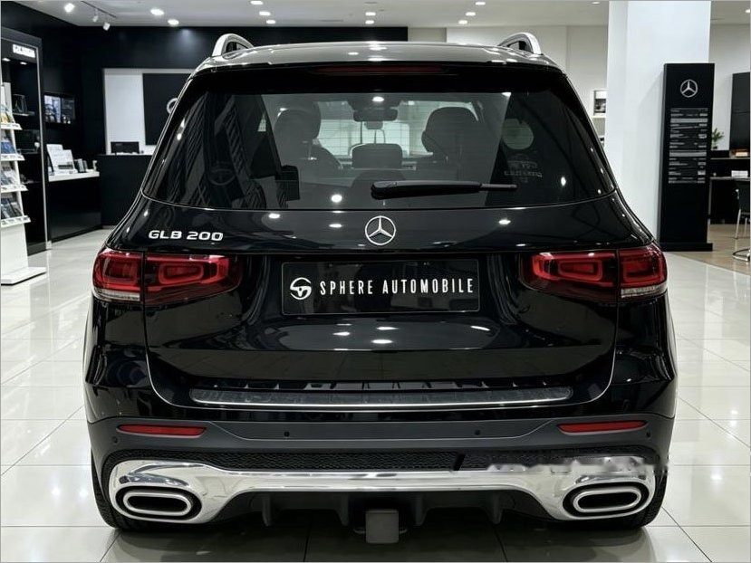 Mercedes-Benz GLB-Class GLB200 AMG Line Premium Plus 7-Seater photo 4