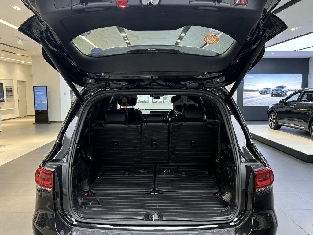 Mercedes-Benz GLB-Class GLB200 AMG Line Premium Plus 7-Seater photo 5