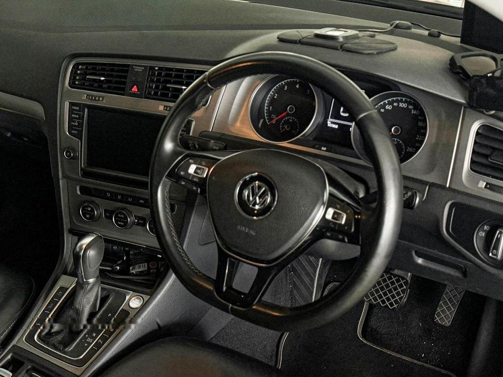 Volkswagen Golf 1.4A TSI Sunroof (COE till 06/2029) photo 4