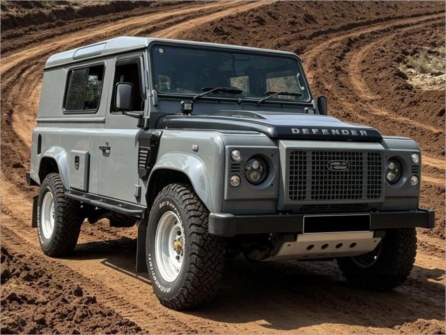 Land Rover Defender 110 Hardtop (COE till 07/2035) photo 2