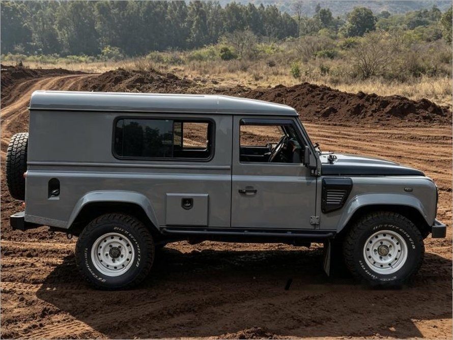 Land Rover Defender 110 Hardtop (COE till 07/2035) photo 3