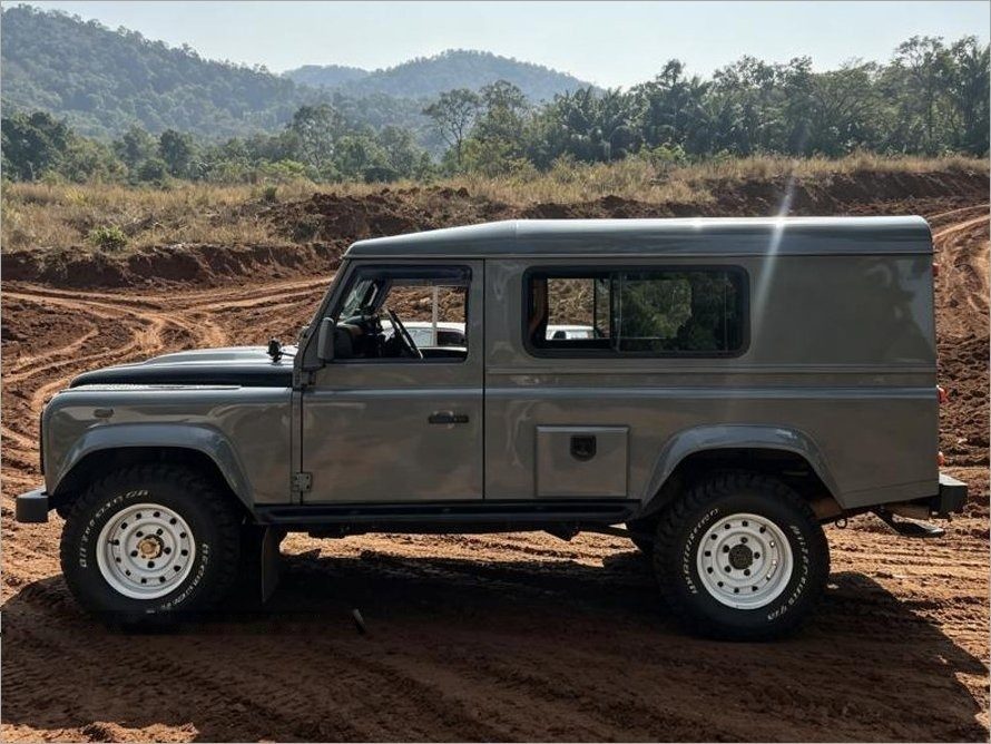Land Rover Defender 110 Hardtop (COE till 07/2035) photo 4