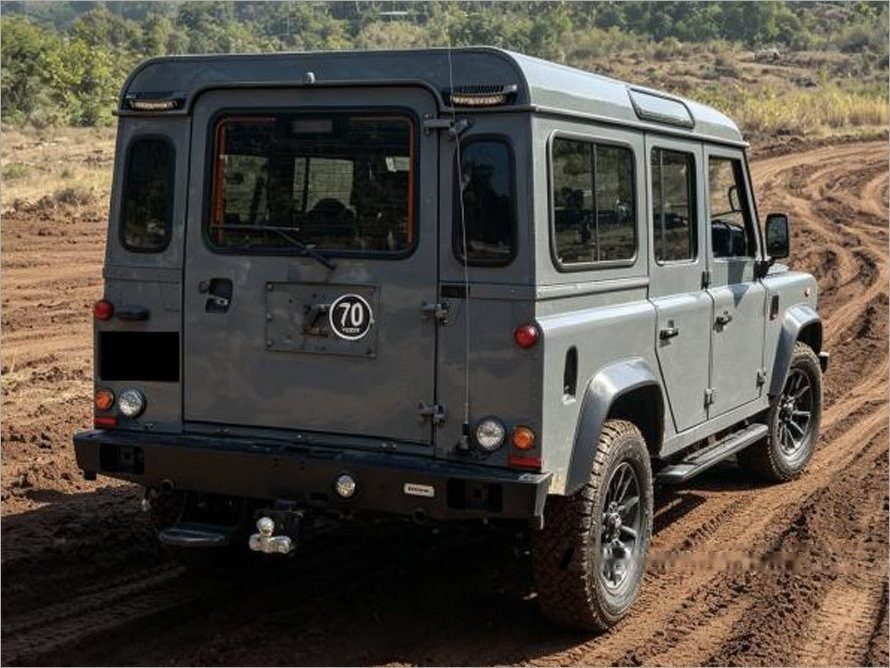 Land Rover Defender 110 Hardtop (COE till 07/2035) photo 5