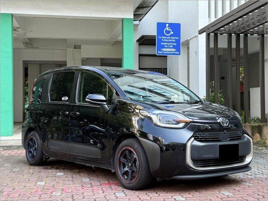 Toyota Sienta Hybrid 1.5A Z photo 1