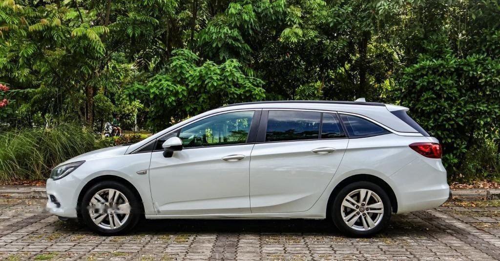 Opel Astra Sports Tourer Diesel 1.6A Turbo photo 2