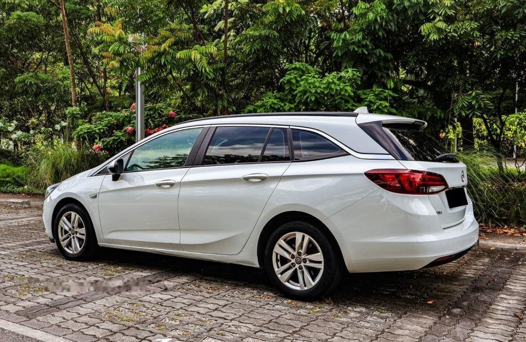 Opel Astra Sports Tourer Diesel 1.6A Turbo photo 3