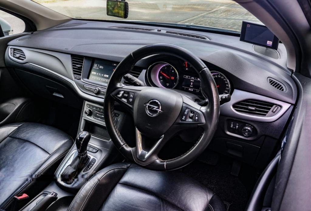 Opel Astra Sports Tourer Diesel 1.6A Turbo photo 6