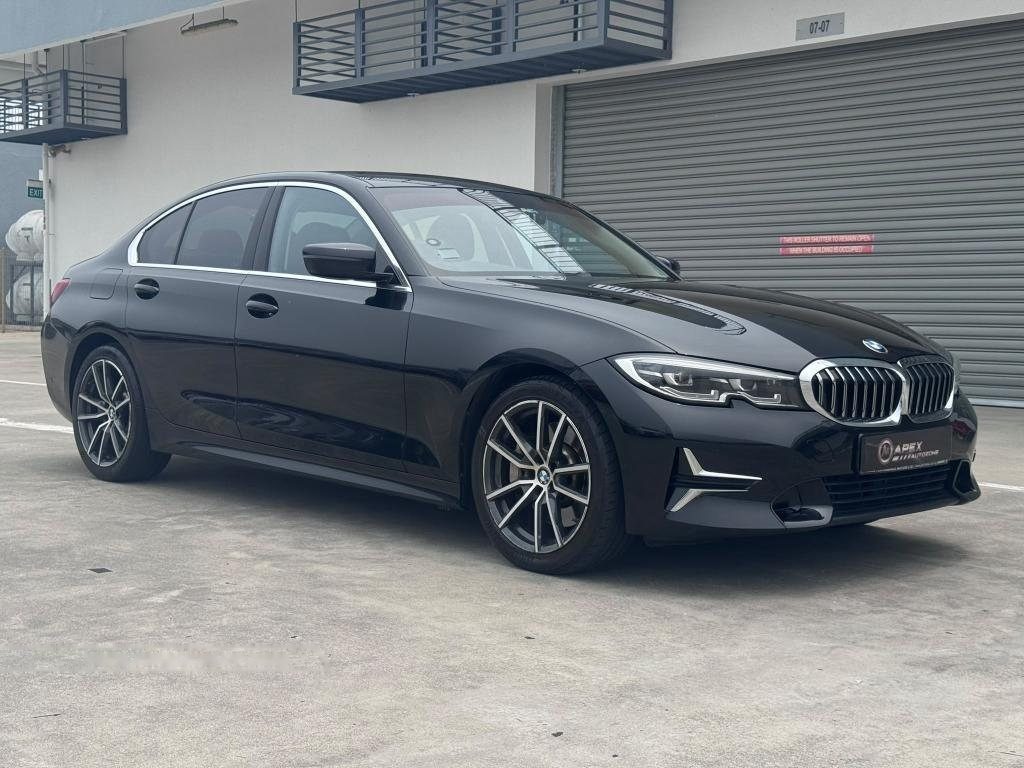 BMW 3 Series 330i photo 2