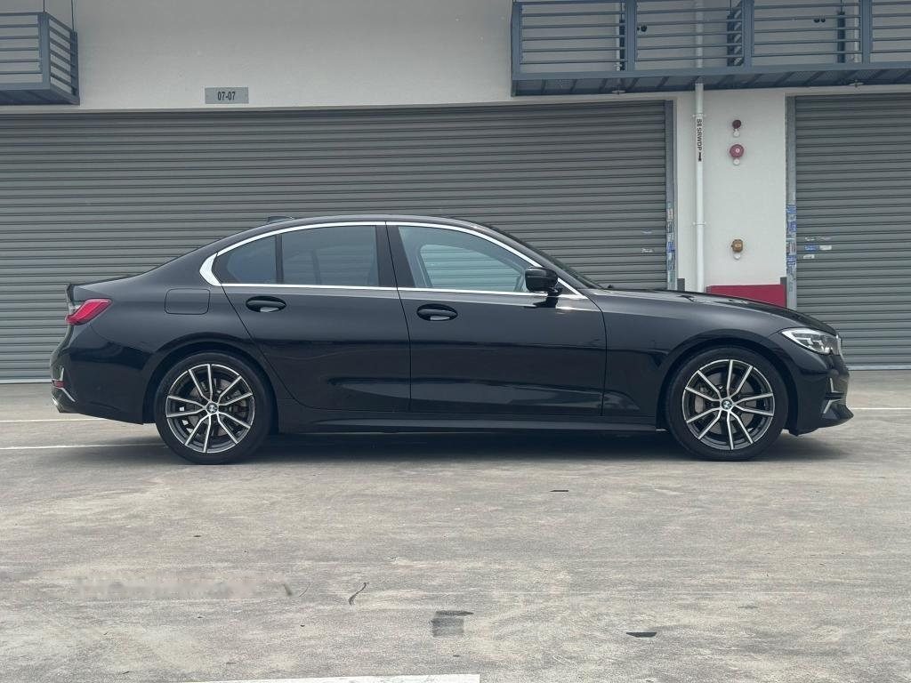 BMW 3 Series 330i photo 3