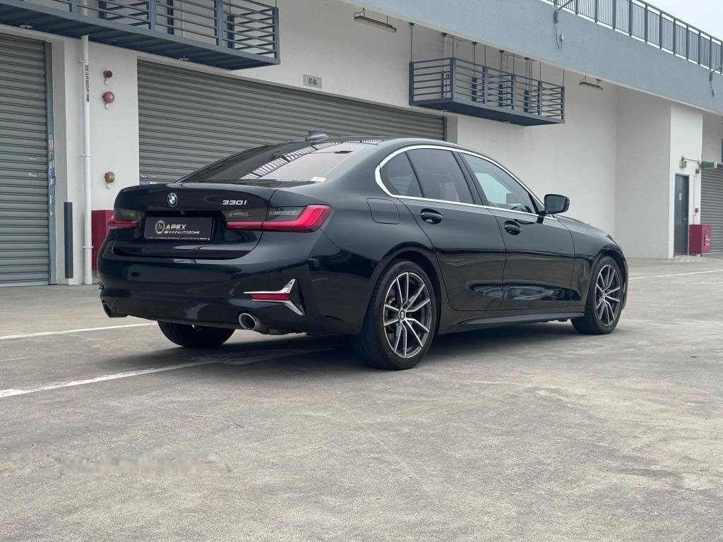 BMW 3 Series 330i photo 4