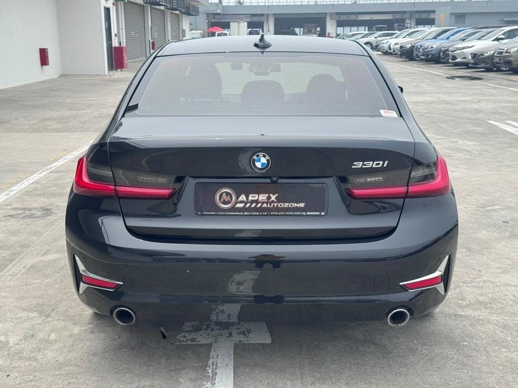 BMW 3 Series 330i photo 5
