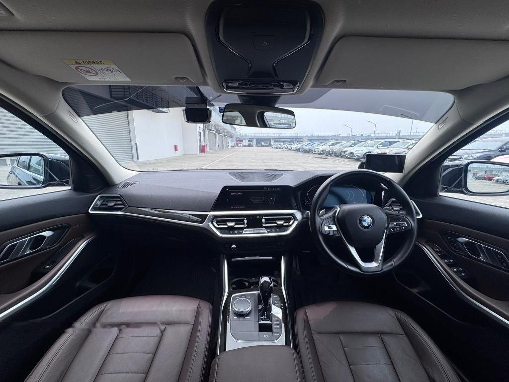 BMW 3 Series 330i photo 6