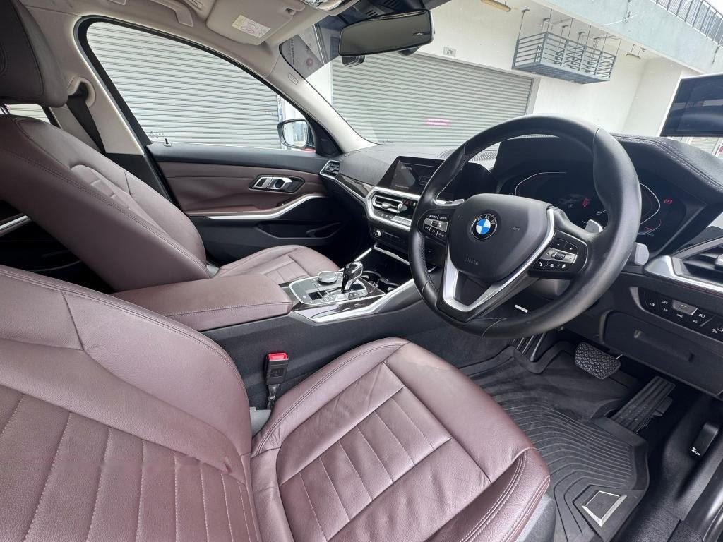 BMW 3 Series 330i photo 7