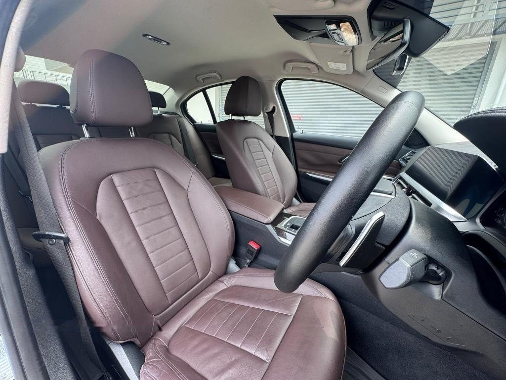 BMW 3 Series 330i photo 8