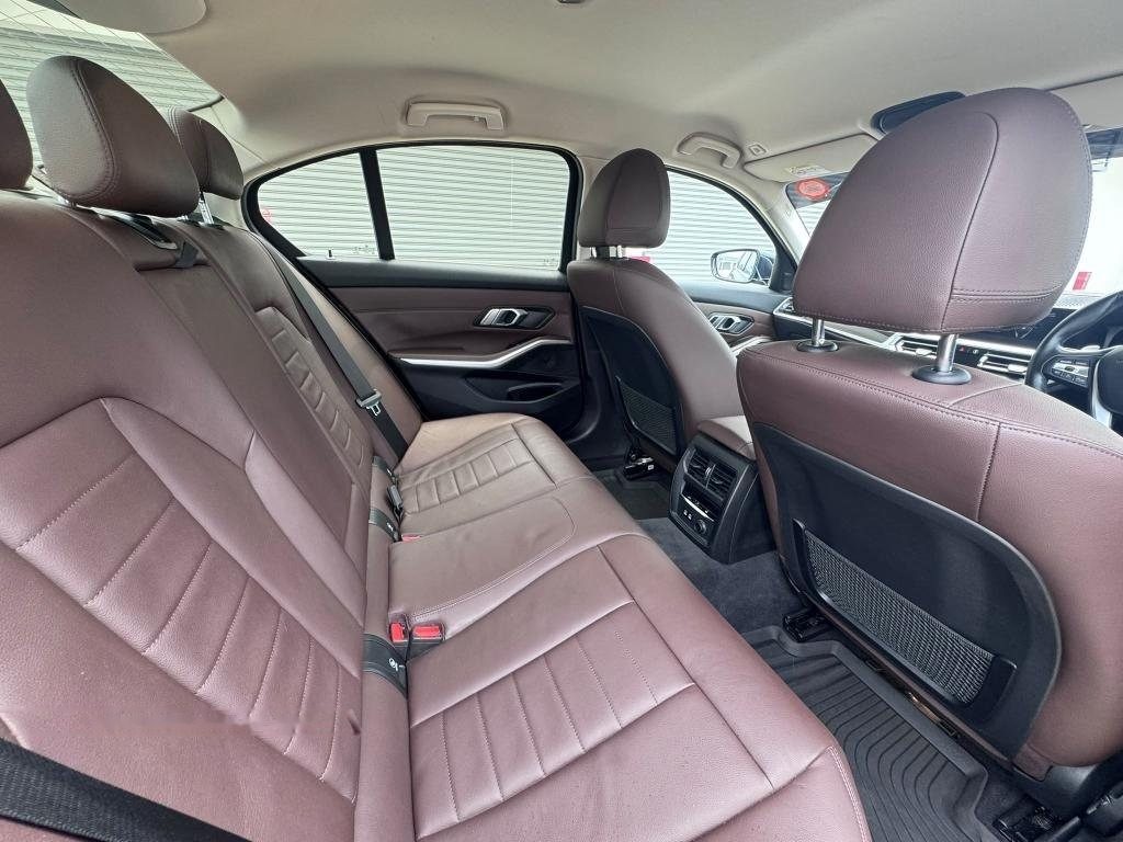 BMW 3 Series 330i photo 9