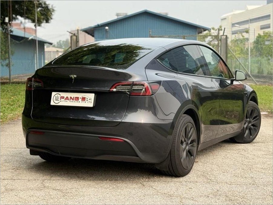 Tesla Model Y Electric RWD photo 2