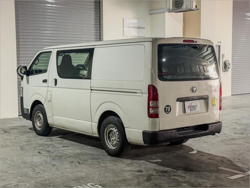 Toyota Hiace 3.0M photo 4