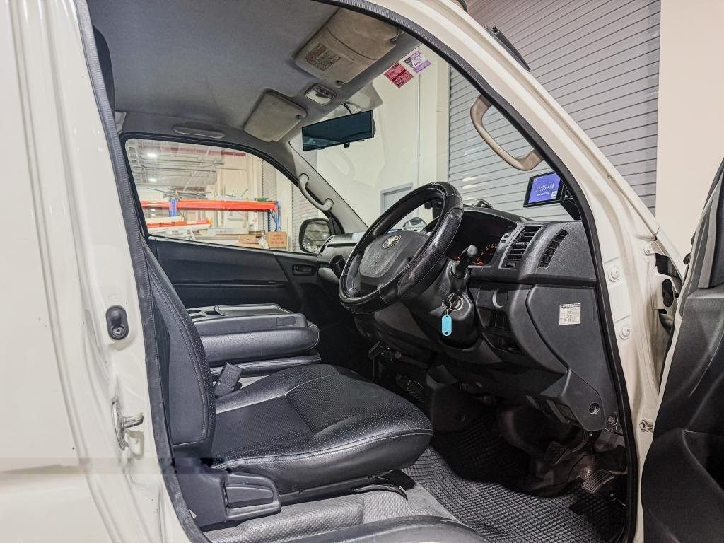 Toyota Hiace 3.0M photo 8