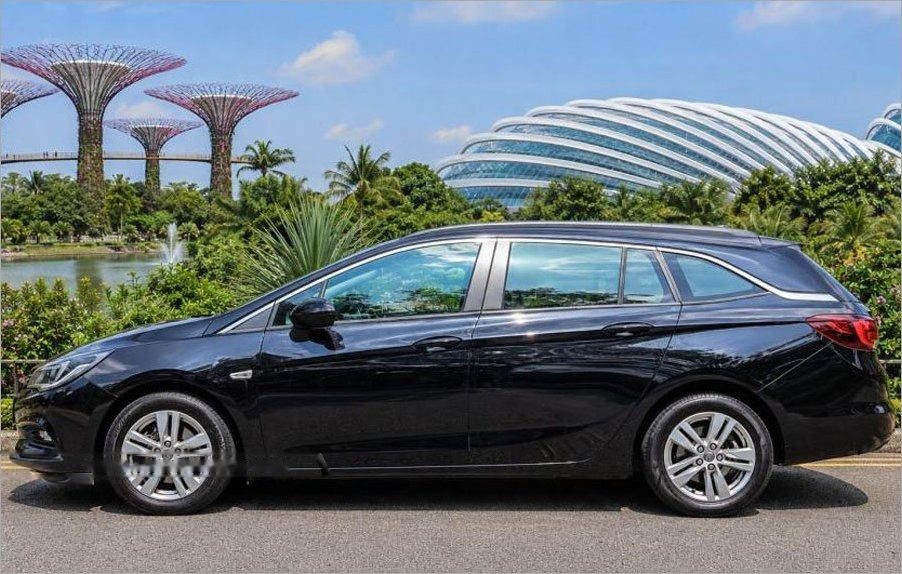 Opel Astra Sports Tourer Diesel 1.6A Turbo photo 2