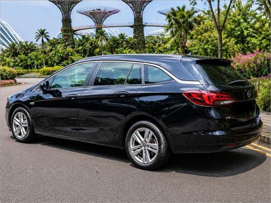 Opel Astra Sports Tourer Diesel 1.6A Turbo photo 3