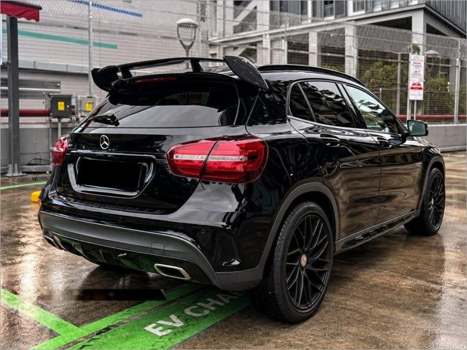 Mercedes-Benz GLA-Class GLA200 AMG Line photo 4